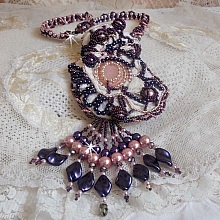 Plastron Grace brodé avec cabochon Quart Rose à laquelle s'ajoute perles rondes nacrées, goutte, toupies, rondelles facettées, fermoir et chaînette Argent 925 pour un style Art Nouveau